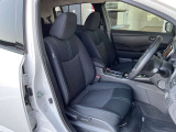 運転席もゆったりとお座り頂けます。