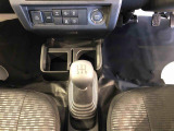 5速ミッションのマニュアル車になります。