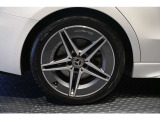 メルセデスの認定中古車「サーティファイドカー」では、万一お車が故障した場合も、ご購入後1年間もしくは2年間※は走行距離にかかわらずメルセデス・ベンツ正規サービスネットワークで無料修理いたします