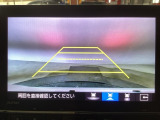 【バックカメラ】運転が苦手な方も車庫入れラクラクです!ギアをリバースに入れれば自動的に切り換わりますので、面倒な操作は不要です♪狭い駐車場もお車を傷つけず安心ですね!