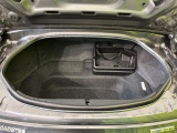 積み下ろしのしやすいデッキにはたっぷりと荷物を積み込んでいただけます。遊びから仕事まで、様々なシーンで頼れます♪