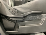 運転席にはドライバーの体型や好みに応じて前後方向だけでなく、高さの調整ができるシートリフターを装備!