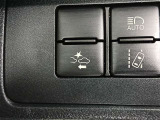 車両が前方の障害物や車両を感知するためにカメラやレーダーを利用し、衝突の危険がある場合にはドライバーに警告を出したり、自動的にブレーキを作動させる機能を備えています