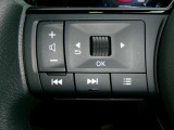 ハンドルスイッチで車両設定・オーディオの選曲や音量調整などが出来、安全性もアップ。