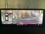 狭い場所での駐車やすれ違いなどでより的確な運転操作に役立つ360&deg;ビューモニターが装備されています。