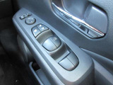 全席パワーウィンドウとなっています。運転席はオートになっているのでワンタッチ開閉することが出来ます。
