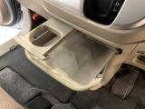 引き出して大きめトレイとして使用できる、運転席からも助手席からも自在に使えるドリンクホルダー付のトレイ。お菓子を置いたり、化粧ポーチを置いたり。ちょっとしたテーブル代わりに使えるトレイです♪