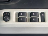 【電動格納ミラー】サイドミラーは電動格納式となっており、狭い駐車場でもキズがつくリスクを抑えられます。