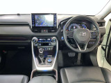 運転席周りのレイアウトをご覧ください。ナビゲーションが綺麗に装着されすっきり収まってますね!
