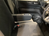 ドリンクホルダー付アームレスト。長距離ドライブも快適に過ごせます。