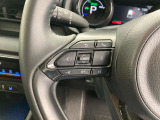 運転中、オーディオの操作をしてて、ハッとしたことはありませんか?ステアリングスイッチは、運転中でもハンドルでオーディオの操作が可能です。安全なドライブをサポートします。