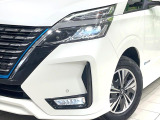 【LEDヘッドライト】悪天候や夜間走行時も良好な視界を確保し安心して運転できる高輝度LEDヘッドライトを装備!点灯速度が早く、消費電力も抑えられています。