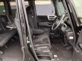 フロントシートです!!ベンチシートなので座席の移動もスムーズに出来ます!!足元も広く運転も楽ですよ!!