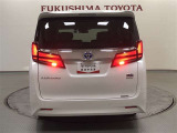 ワイド感が感じられる左右に広がるような形のリヤコンビネーションランプ!後方から見てもひと目でアルファードと分かる迫力のあるリヤビュー!