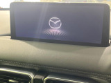 【10.25インチマツダコネクト】車内の雰囲気にマッチした大型ディスプレイ。スマホ接続でのナビ使用やBluetooth再生等、様々な機能が楽しめます。直感的なダイヤル操作が可能で、使い勝手も良好です。