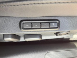 運転席シートは電動アジャストタイプ。メモリープリセット機能付きなのでご家族で運転交代される際も、ポジション調整の手間がかかりません。