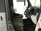 床が低いのでスムーズに乗り降りできますよ。座り心地にこだわった運転席シートで、長時間ドライブの疲れにくさに貢献します。