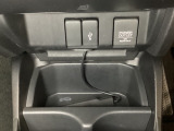 アクセサリーソケットはUSBのアダプターなどをつければ、スマホの充電にも使えます。周辺には物が置けるボックスがついています。