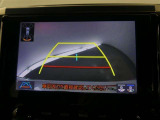 バックガイドモニター付き。車両後方の映像をナビ画面に表示し、駐車などの後退操作をサポートします。