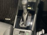 自然に手が届く距離に配置されたシフトレバー。