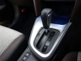CVT(無段変速)のオートマチックです。フロアシフトがとても使い易いです。また高燃費に貢献するのもこのオートマチックです(*^_^*)