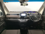 【前方視界】開放的な前方視界!運転がしやすく疲れにくいです♪窓が大きく、見通しがとっても良いおクルマですよ♪