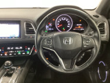 【ハンドル】運転にかかわる様々な操作を安全に行えるように視点移動が少なく操作性に配慮されたスイッチ類が凝縮されたコックピットです。