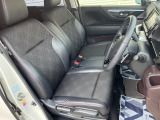 【ハーフレザーシート】高級感と座り心地を両立した人気のシート♪背面・座面のファブリック素材は、通気性の良さや滑りにくさに優れています。気温や服装に左右されず快適にお乗りいただけます。
