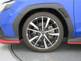 機敏さを引き立てる純正アルミ 245/40 R18 装着!