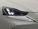 【LEDヘッドライト】悪天候や夜間走行時も良好な視界を確保し安心して運転できる高輝度LEDヘッドライトを装備!点灯速度が早く、消費電力も抑えられています。