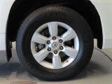 純正のアルミホイール装着車です。タイヤサイズは265/65R17です。