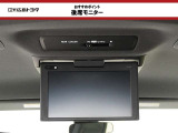 【後席モニター】 折りたたんで収納できるので使用しないときには邪魔になりません。長時間のドライブには是非音楽や映画を楽しんでください。(V12T-R66C)装着しています。
