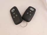 電子キーをカバンやポケットに持っていれば、ドアハンドルやバックドアに付いているボタンを押すだけでドアの開閉ができます。手が塞がっている時、カバンの中からカギを探す必要がありません。