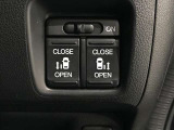 スマートキーや運転席のスイッチで後席両側スライドドアの開閉が可能♪電動だから力を入れてドアを開ける必要が無く、小さなお子様でも簡単に開け閉めでき快適です♪