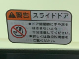 見た目が大事!な外装はぴかっとキレイに磨いており、経年のくすみもよみがえっております。ヘッドライトやドア周辺を磨く際にはマスキングテープを使用して保護しながら丁寧に作業をしております。