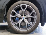 【BMWアロイホイル】軽量かつ強度に拘ったアロイホイル。走行性能ポテンシャルを引き出す設計。車の足元を引き締めてくれる大きなポイントはアロイホイルです。