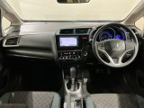 使いやすいレイアウトのダッシュボード周辺です。オートエアコンや小物入れなど嬉しい装備が満載です。