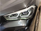 【LEDヘッドライト】先進のLEDテクノロジーを採用。放射される白色光の周波特性は太陽光に近く、バイキセノン・ヘッドライトを上回るコントラストで更に明るく輝きます!