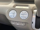 【オートエアコン】一度お好みの温度に設定すれば、車内の温度を検知し風量や温度を自動で調整。暑い&hellip;寒い&hellip;と何度もスイッチ操作をする必要はありません。快適な車内空間には必須の機能ですね♪
