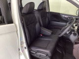 女性でも運転がしやすいように、シートの高さ調整機能(シートリフター)がついています。運転席と助手席の間が空いている為、助手席側への移動がスムーズです。交通量の多い道でも助手席側から乗り降りができます。