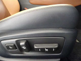 パワーシート搭載。微妙な調整が手軽にでき、ピッタリのポジションで運転することが可能です。