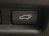 【パワーバックドア】スマートキーや運転席のボタンを押すだけでリアゲートが自動で開閉します!荷物を持っている時や、高い位置にあるバックドアを閉める際に便利な機能です♪