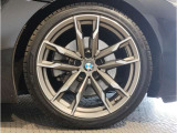 【BMWアロイホイル】軽量かつ強度に拘ったアロイホイル。走行性能ポテンシャルを引き出す設計。車の足元を引き締めてくれる大きなポイントはアロイホイルです。