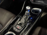 中古車選びで意外と見落としがちなポイントが、シフトレバー周辺の状態です。今回掲載している画像では、操作部分の使用感をはじめ、パネルの傷や擦れ、ボタン類の動作跡など、確認していただけます。
