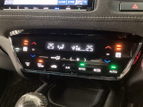 【左右独立オートエアコン】左右席で独立温度コントロールが可能です。運転席はキンキンに冷やして助手席はマイルドにと言った設定が可能です☆暑さ寒さでケンカすることもなくなりますね♪