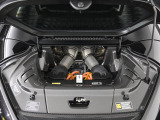 3.0L V6ツインターボエンジンに加え、モーターを搭載したプラグインハイブリッドモデルでございます。