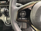 ステアリングにオーディオ操作スイッチが付いています。オーディオ画面に直接タッチしなくても操作が出来ますので、運転に集中できます。