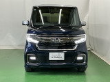 LEDヘッドライトを装備しています。LEDヘッドライトはとても明るく、雨の日や夜間走行も安全・安心です。オートライトコントロール付きで周囲の明るさに応じて自動で点灯・消灯します