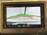 リバースギアに入れるだけで後方の表示へ切り替わります。夜間や雨の日の駐車も楽になりますよ。