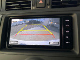【バックカメラ】駐車時に後方がリアルタイム映像で確認できます。大型商業施設や立体駐車場での駐車時や、夜間のバック時に大活躍!運転スキルに関わらず、今や必須となった装備のひとつです!